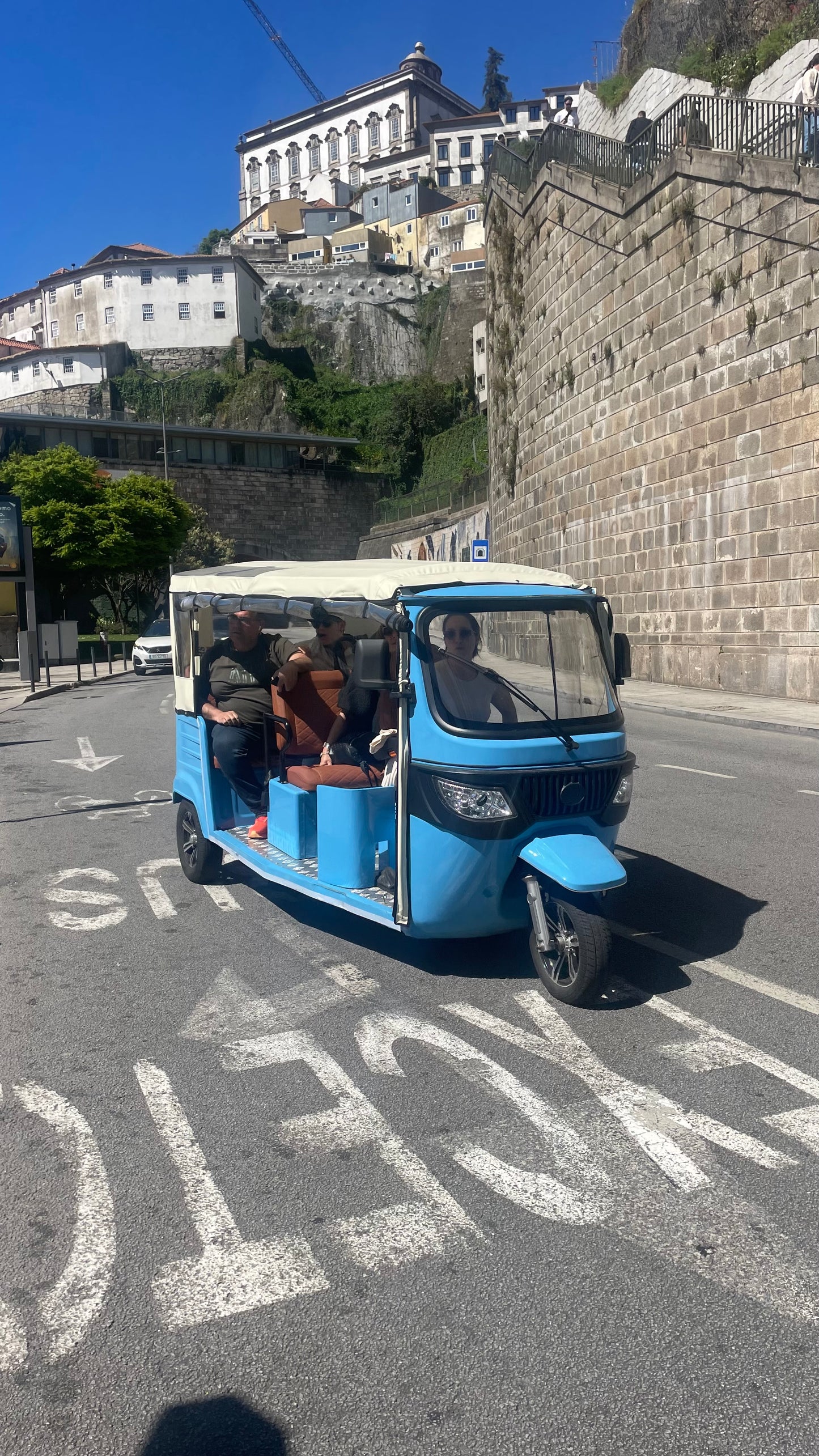 🛺 Your private chauffeur in Porto — with a true local touch.