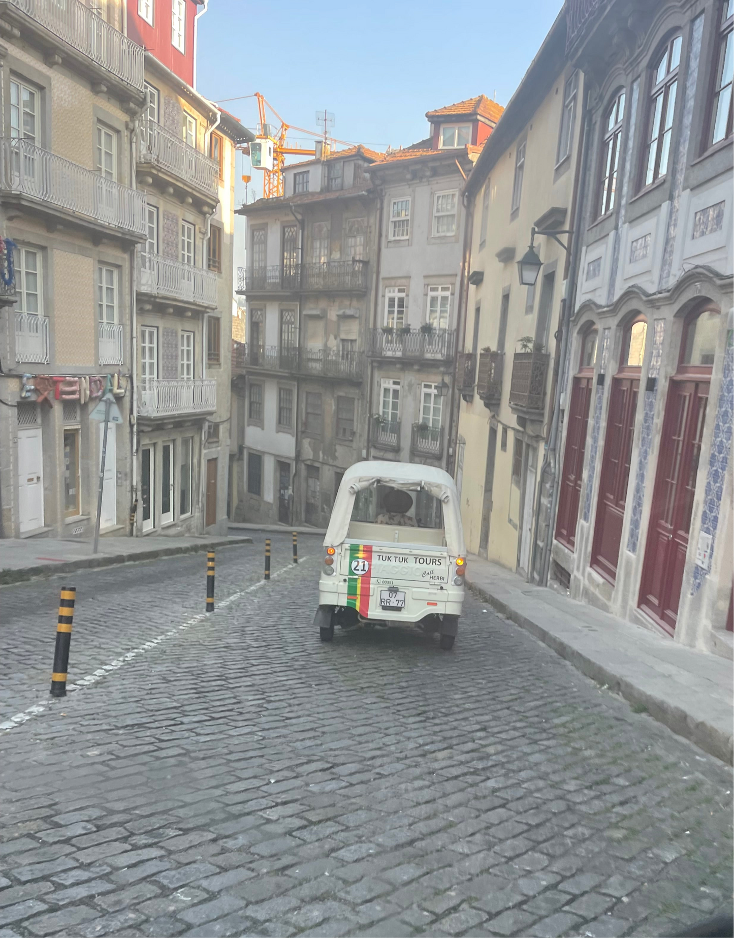 🛺 Your private chauffeur in Porto — with a true local touch.