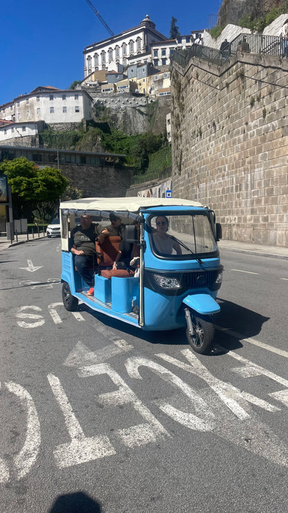 🛺 Your private chauffeur in Porto — with a true local touch.