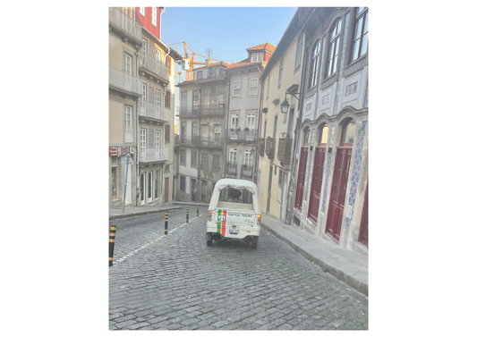 🛺 Your private chauffeur in Porto — with a true local touch.